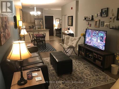 409 - 216 Oak Park Boulevard, Oakville, ON - Indoor Photo Showing Living Room