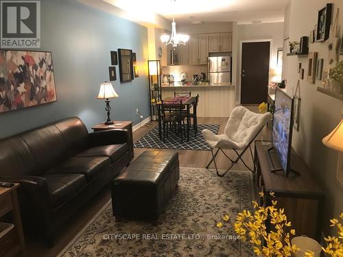 409 - 216 Oak Park Boulevard, Oakville, ON - Indoor Photo Showing Living Room