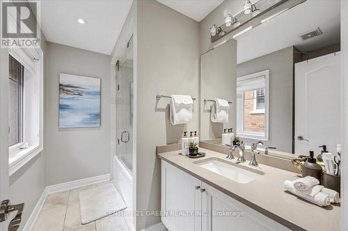 3061 Lakeshore Rd W, Oakville, ON - Indoor Photo Showing Bathroom