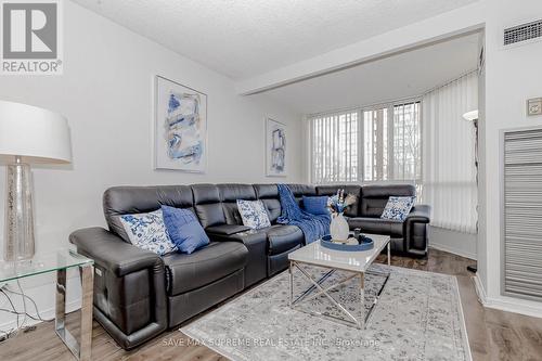 #211 -145 Hillcrest Ave, Mississauga, ON - Indoor Photo Showing Living Room