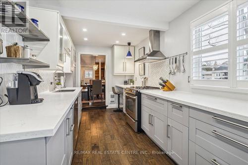 165 Westside Dr, Oakville, ON - Indoor Photo Showing Kitchen With Upgraded Kitchen