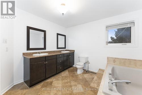 11 Ward Avenue, East Gwillimbury, ON - Indoor Photo Showing Bathroom