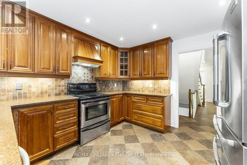 11 Ward Avenue, East Gwillimbury, ON - Indoor Photo Showing Kitchen
