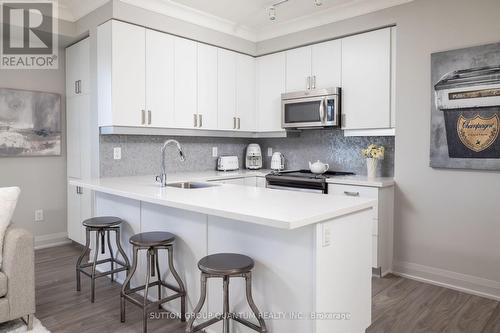 Lph3 - 400 Adelaide Street E, Toronto, ON - Indoor Photo Showing Kitchen With Upgraded Kitchen
