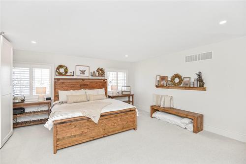 1423 Nebo Road, Hannon, ON - Indoor Photo Showing Bedroom