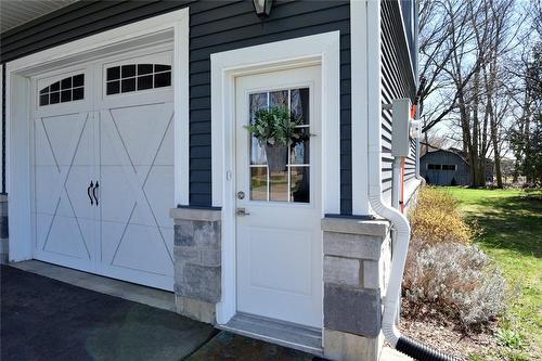 Private entrance to in-law suite/separate apartment - 1423 Nebo Road, Hannon, ON - Outdoor