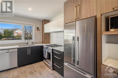 Kitchen - 1043 Karsh Drive, Ottawa, ON - Indoor Photo Showing Kitchen With Upgraded Kitchen