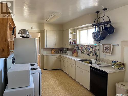 100 1St Avenue S, Lucky Lake, SK - Indoor Photo Showing Kitchen