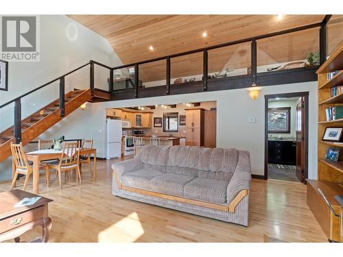 6432 Sunnybrae Canoe Point Road Unit# 6, Tappen, BC - Indoor Photo Showing Living Room