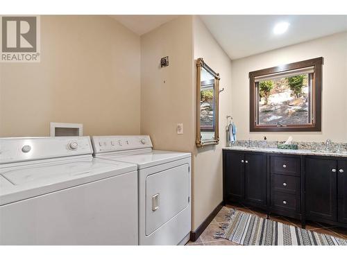 6432 Sunnybrae Canoe Point Road Unit# 6, Tappen, BC - Indoor Photo Showing Laundry Room
