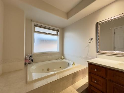 17Xxx 0 Avenue, Surrey, BC - Indoor Photo Showing Bathroom