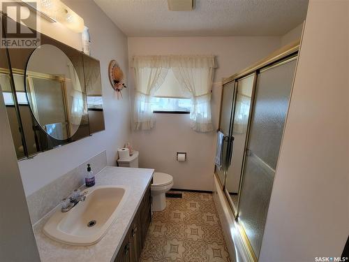 4906 Empire Street, Macklin, SK - Indoor Photo Showing Bathroom