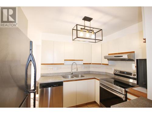 320 Brandon Avenue Unit# 107, Penticton, BC - Indoor Photo Showing Kitchen With Double Sink