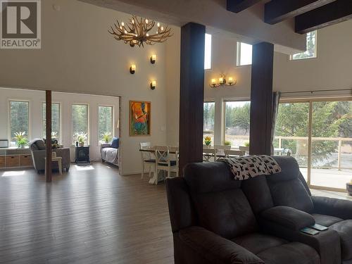 1770 Johnstone Creek Road W, Rock Creek, BC - Indoor Photo Showing Living Room