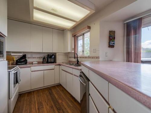 821 Schubert Drive, Kamloops, BC - Indoor Photo Showing Kitchen With Double Sink