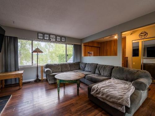 821 Schubert Drive, Kamloops, BC - Indoor Photo Showing Living Room
