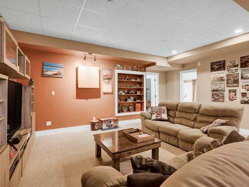 385 Cougar Road, Kamloops, BC - Indoor Photo Showing Living Room