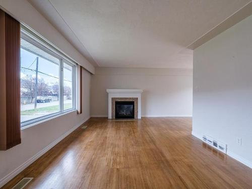 2475 Sunset Drive, Kamloops, BC - Indoor Photo Showing Living Room With Fireplace