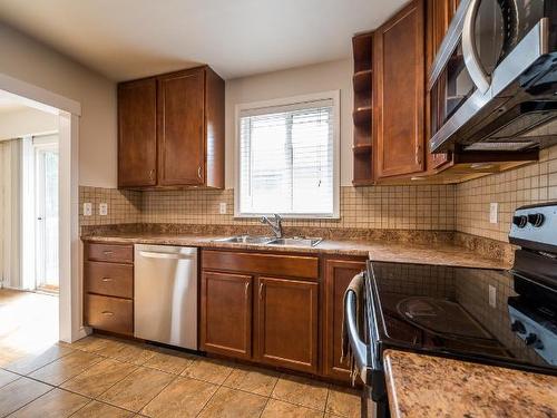 2475 Sunset Drive, Kamloops, BC - Indoor Photo Showing Kitchen With Double Sink