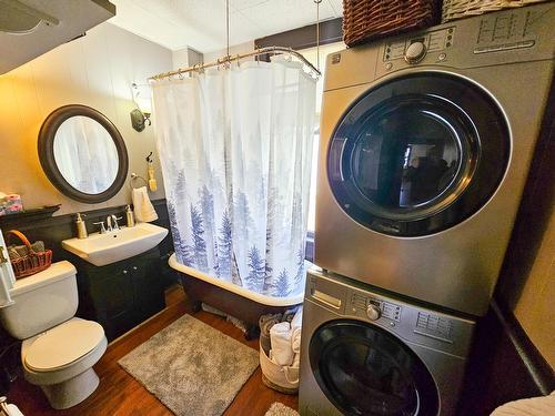 220 Silica Street, Nelson, BC - Indoor Photo Showing Laundry Room