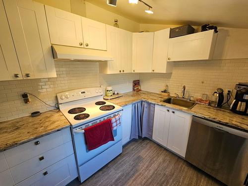 220 Silica Street, Nelson, BC - Indoor Photo Showing Kitchen