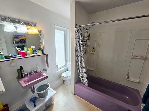 220 Silica Street, Nelson, BC - Indoor Photo Showing Bathroom