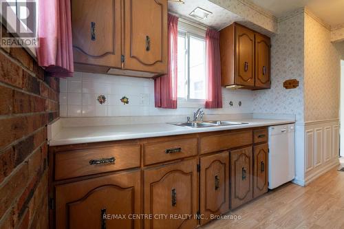 199 Southcrest Dr, London, ON - Indoor Photo Showing Kitchen With Double Sink