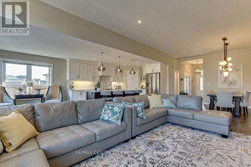 402 Larry St, Central Elgin, ON - Indoor Photo Showing Living Room