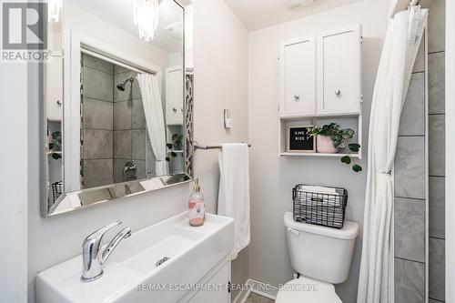 59 Chestnut Ave, Hamilton, ON - Indoor Photo Showing Bathroom