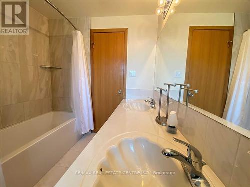 4327 Mitchell Avenue, Niagara Falls, ON - Indoor Photo Showing Bathroom