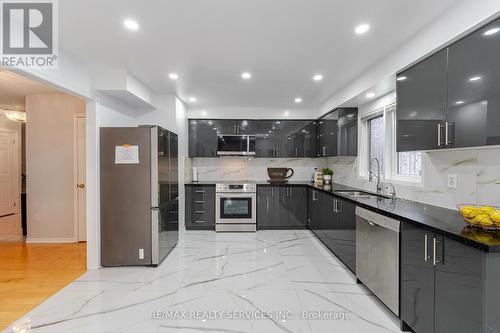 33 Lakeridge Drive, Brampton, ON - Indoor Photo Showing Kitchen With Upgraded Kitchen