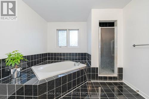 33 Lakeridge Drive, Brampton, ON - Indoor Photo Showing Bathroom