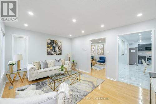 33 Lakeridge Drive, Brampton, ON - Indoor Photo Showing Living Room