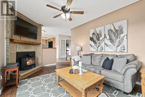 32 Cotswold Crt, Halton Hills, ON - Indoor Photo Showing Living Room With Fireplace