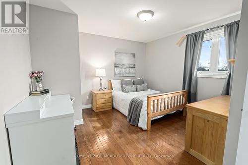 32 Cotswold Crt, Halton Hills, ON - Indoor Photo Showing Bedroom