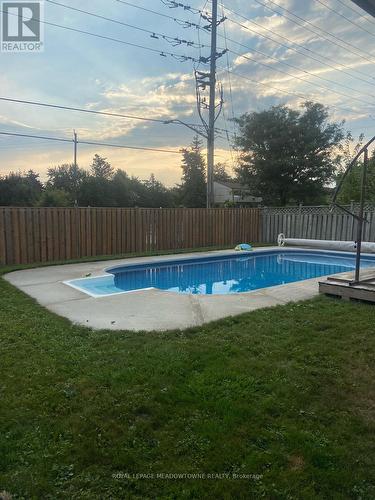 32 Cotswold Crt, Halton Hills, ON - Outdoor With In Ground Pool