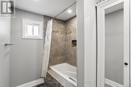 27 St  Andrews Crt, Aurora, ON - Indoor Photo Showing Bathroom