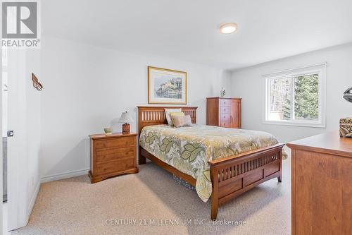 89 Trout Lane, Tiny, ON - Indoor Photo Showing Bedroom