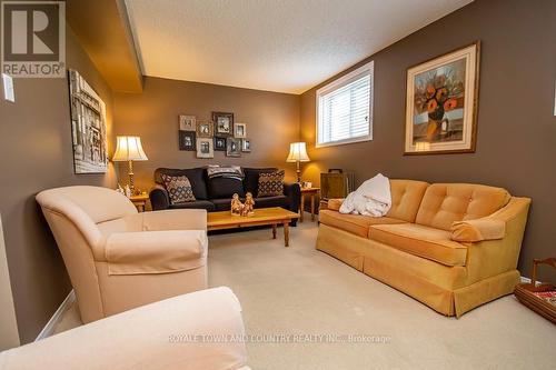 14 Hudspeth Crt, Kawartha Lakes, ON - Indoor Photo Showing Living Room