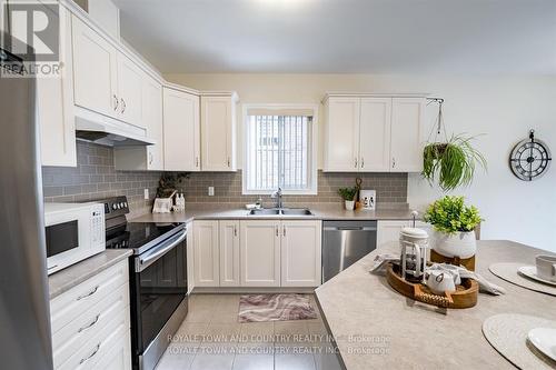 39 Claxton Cres, Kawartha Lakes, ON - Indoor Photo Showing Kitchen With Double Sink
