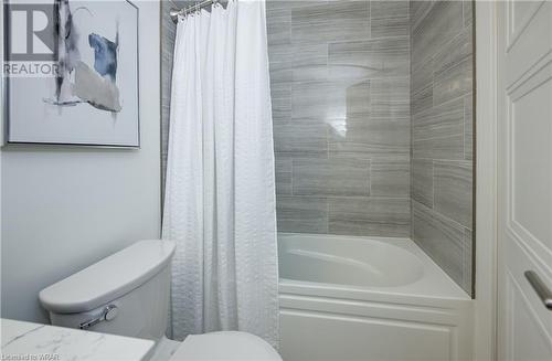 Bathroom tiled tub/shower - 255 Northfield Drive Unit# 604, Waterloo, ON - Indoor Photo Showing Bathroom