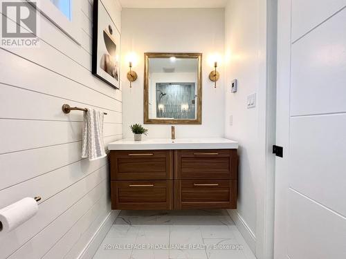12 Ridley St, Prince Edward County, ON - Indoor Photo Showing Bathroom