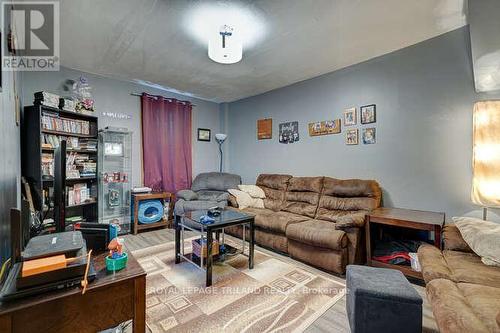 92 Centre Street W, Strathroy-Caradoc, ON - Indoor Photo Showing Living Room