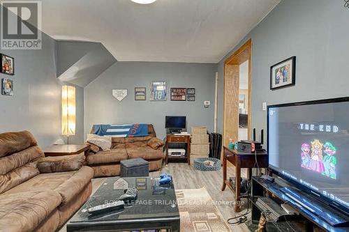 92 Centre St W, Strathroy-Caradoc, ON - Indoor Photo Showing Living Room