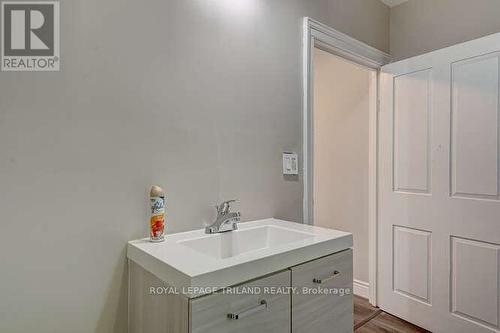 92 Centre St W, Strathroy-Caradoc, ON - Indoor Photo Showing Bathroom