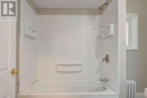 92 Centre Street W, Strathroy-Caradoc, ON - Indoor Photo Showing Bathroom