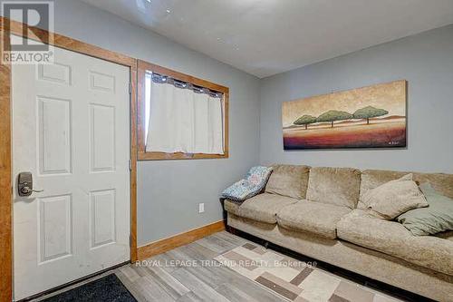 92 Centre St W, Strathroy-Caradoc, ON - Indoor Photo Showing Living Room