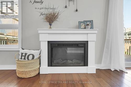 266 Brunswick Avenue, London, ON - Indoor Photo Showing Living Room With Fireplace