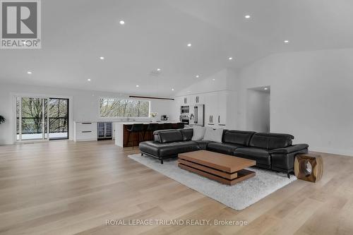 108 Balnagowan Pl, London, ON - Indoor Photo Showing Living Room