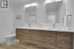 5 Piece Bathroom - Main Floor - 